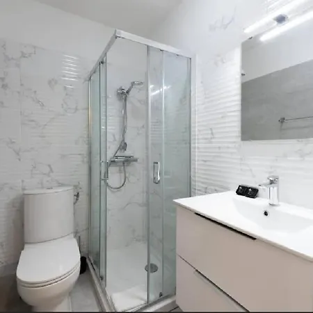 Le Cardiff Avec Grand Balcon, Piscine Et Parking, Un Fabuleux Familial En Basse Californie Cannes